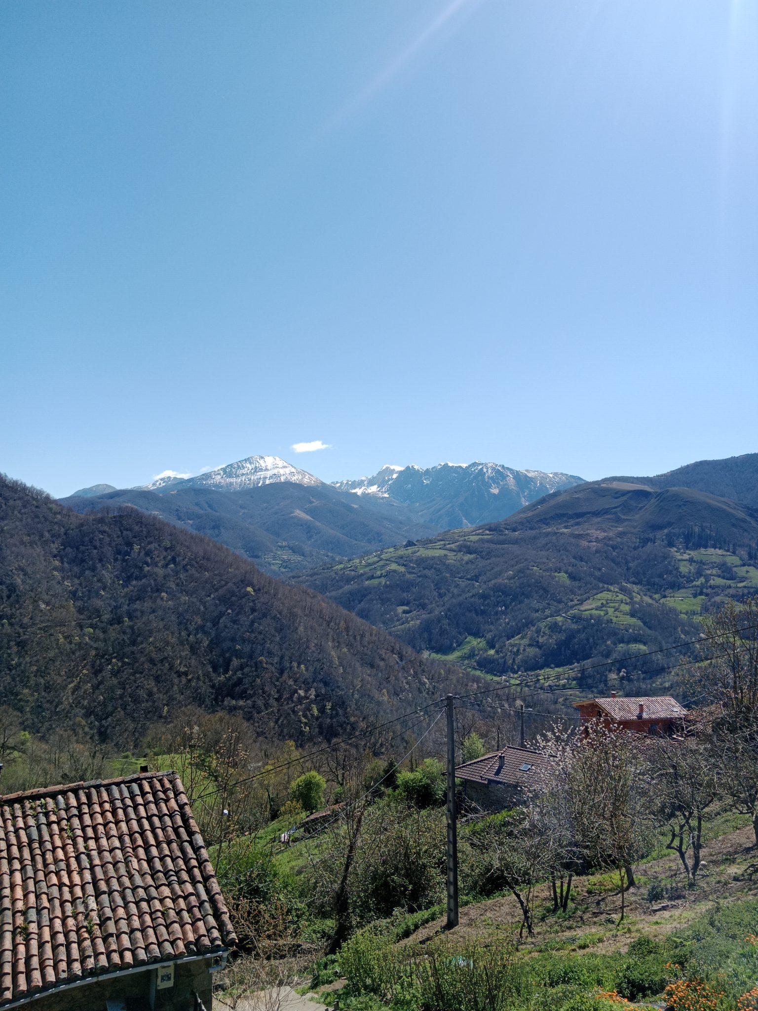 vista de agüeria desde los antiguos caminos de quirós
